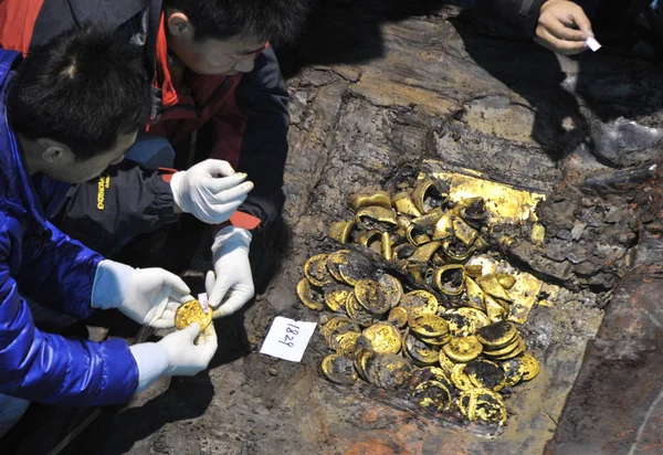 Arqueólogos Chineses Escavar Itens Ouro Túmulo Haihunhou Marquês Haihun Que — Fotografia de Stock