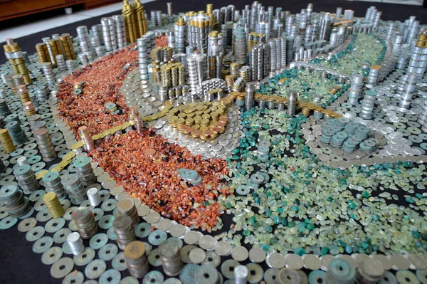 2015年4月29日 中国青年何培喜在重庆的家中观看用硬币建造的城市的缩影 — 图库照片