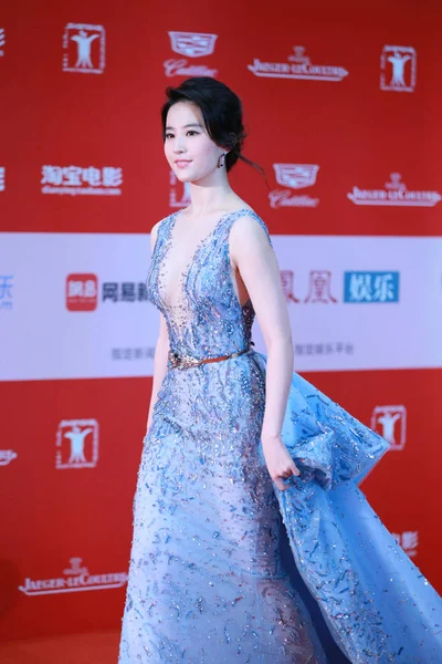 Actriz China Liu Yifei Camina Sobre Alfombra Roja Del Evento — Foto de Stock