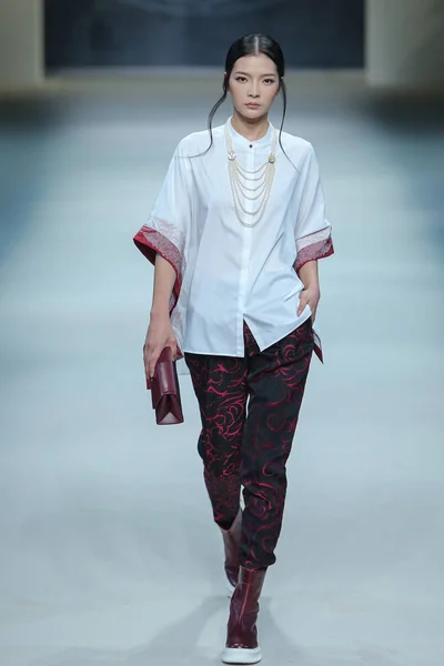 モデルは 中国ファッション週秋 2015 中国の北京で 2015 日中に旭化成のファッションショーで新しい創造を表示します — ストック写真
