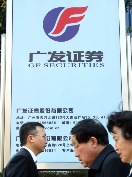 File Pedestres Passar Por Cartaz Securities Xangai China Março 2008 — Fotografia de Stock
