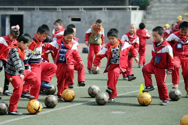 Молодые Китайские Студенты Практикуют Футбольные Навыки Время Тренировки Начальной Школе — стоковое фото