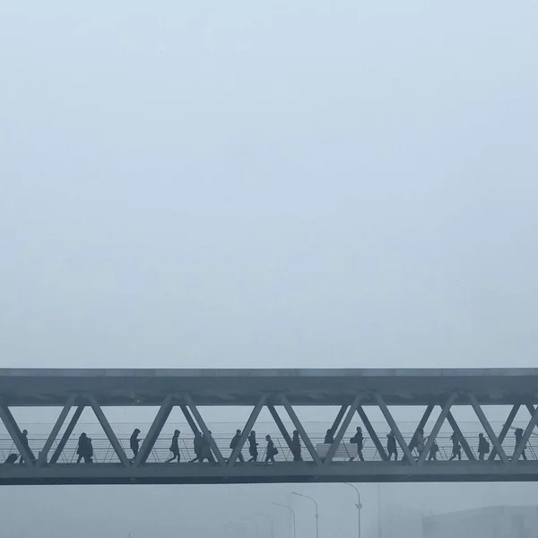 歩行者は 中国の重いスモッグで歩道橋を渡る 2015年12月25日 — ストック写真