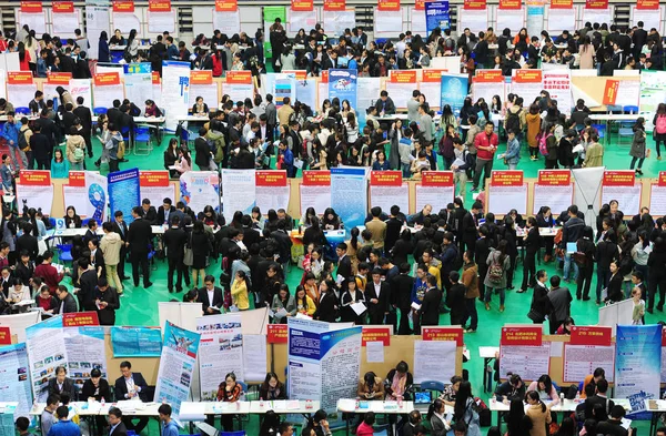 Estudantes Chineses Graduados Multidão Cabines Durante Uma Feira Emprego Universidade — Fotografia de Stock