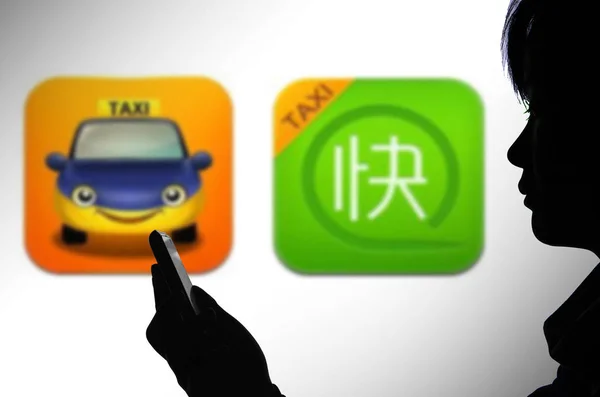 Eine Chinesin Benutzt Ihr Smartphone Vor Den Logos Der Taxi — Stockfoto