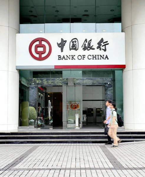 Des Piétons Passent Devant Une Succursale Bank China Boc Guangzhou — Photo