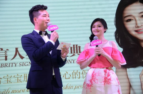 台湾の歌手 女優媛 2015 日赤ちゃんのスキンケア ブランド 上海で介護のイメージ大使になるに署名イベントでポーズします — ストック写真