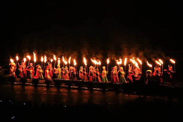 中国の芸能人を大規模な野外公演 漓江陽朔郡 桂林市 中国南部の広西チワン族自治区に 2011 日のショーの間に実行します — ストック写真