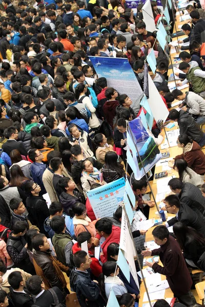 2016 年卒業予定中国の生徒は 2015 日中国北西部の陝西省西安市に西安理工大学で就職フェアを群衆します — ストック写真