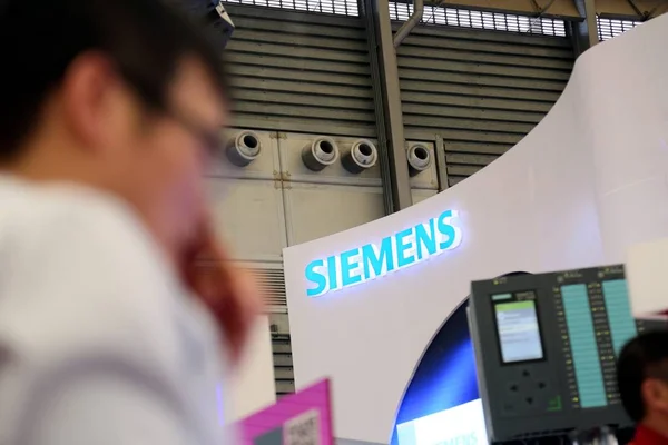 Arkiv Människor Besöker Siemens Monter Mässa Shanghai Kina November 2014 — Stockfoto