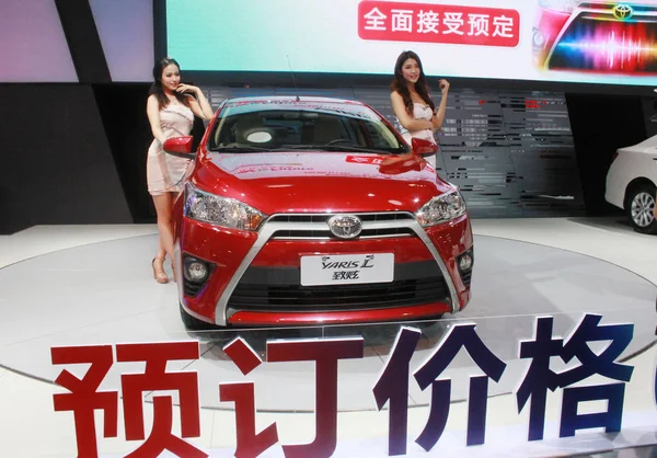 Fil Modeller Pose Med Toyota Yaris Auto Show Haikou City — Stockfoto