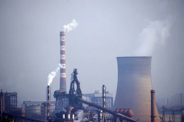 Dymu Pary Odprowadzane Kominów Wieże Chłodnicze Elektrowni Opalanych Węglem Wuhan — Zdjęcie stockowe