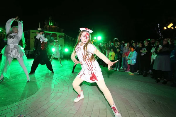 Junge Menschen Halloween Kostümen Nehmen Einer Party Zur Feier Von — Stockfoto