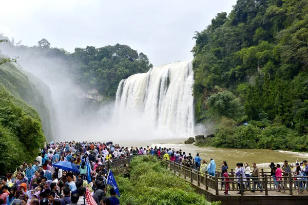 Una Multitud Turistas Visitan Cascada Huangguoshu Durante Las Vacaciones Del — Foto de Stock