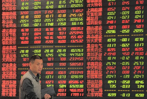 Китайський Інвестора Проходить Повз Екрана Показані Цін Акцій Червоний Зростання — стокове фото