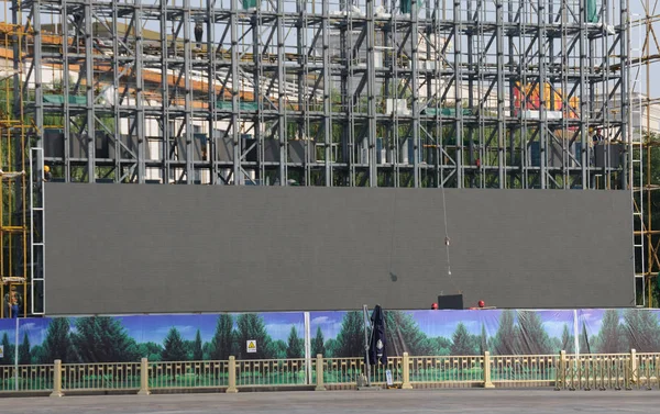 作为纪念中国人民抗日战争胜利 0周年在中国北京举行的一系列活动的一部分 工人们正在天安门广场安装一个巨大的电子展示 以参加即将举行的阅兵式 — 图库照片