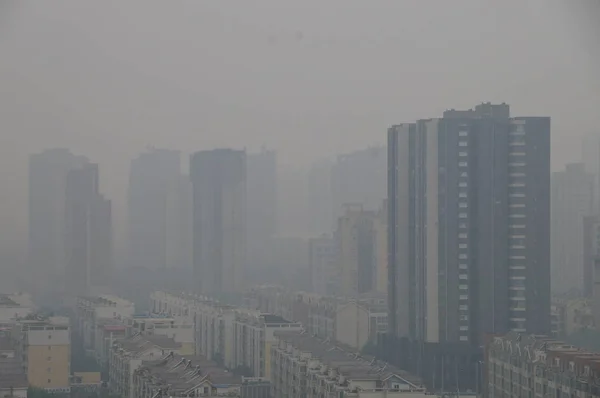 中国中部河南省郑州市浓烟中的高层建筑景观 2015年8月12日 — 图库照片
