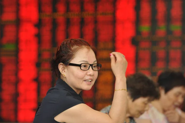 Китайський Інвестора Розповідає Іншим Вони Дивляться Цін Акцій Червоний Зростання — стокове фото