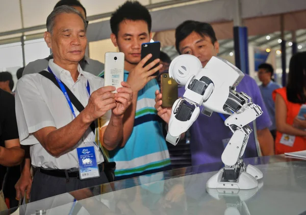 Los Visitantes Observan Robot Durante Exposición Internacional Internet China Ciudad — Foto de Stock