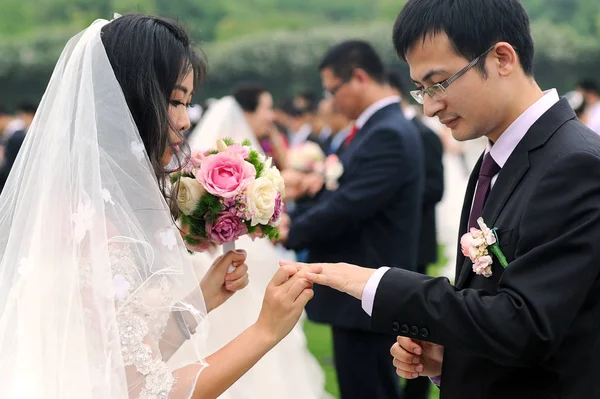 신혼의 항저우 동쪽으로 중국의 2015 대학교의 Zijingang 캠퍼스 결혼식에 — 스톡 사진