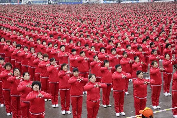 Κινεζική Κατοίκους Λάβουν Μέρος Στην Μεγαλύτερη Γραμμή Χορού Μια Πλατεία — Φωτογραφία Αρχείου