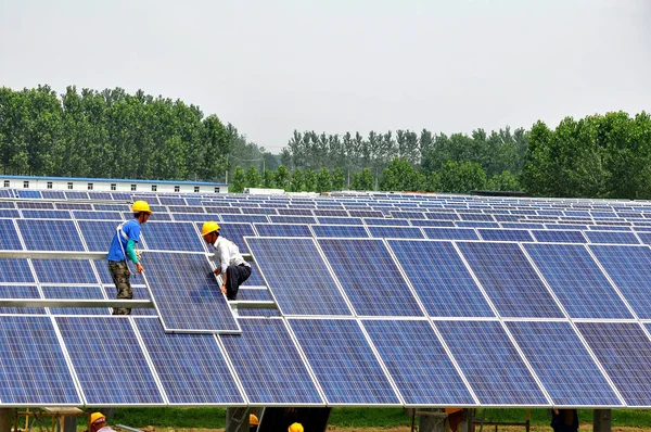 Lavoratori Cinesi Installano Pannelli Solari Una Centrale Fotovoltaica Nella Contea — Foto Stock