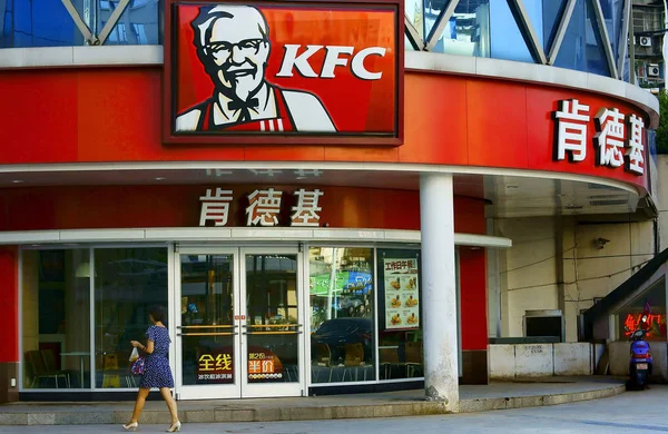 Een Voetganger Loopt Langs Een Kfc Fastfoodrestaurant Van Yum Brands — Stockfoto