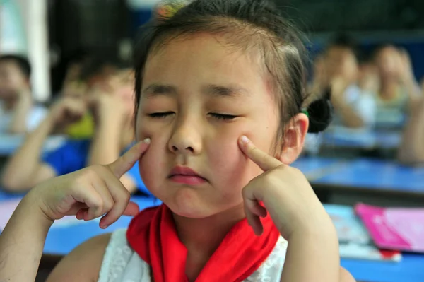 Chinese Student Performs Daily Acupressure Eye Exercises Primary School Zigui — Stock Photo, Image