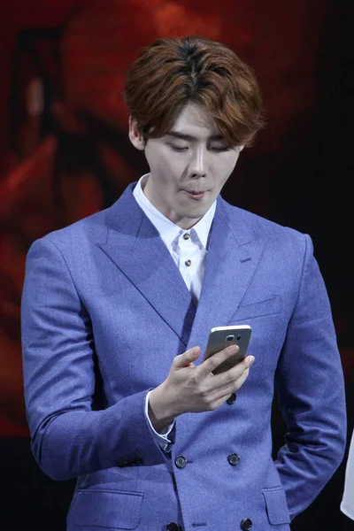 Νοτιοκορεατική Ηθοποιός Lee Jong Suk Κοιτάζει Του Smartphone Κατά Διάρκεια — Φωτογραφία Αρχείου