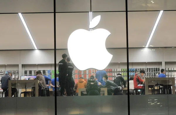 Des Clients Essaient Des Produits Électroniques Apple Store Shenyang Dans — Photo