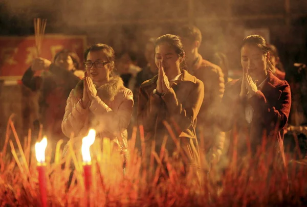 Jóvenes Mujeres Chinas Rezan Frente Quema Varillas Incienso Templo Kaishan — Foto de Stock