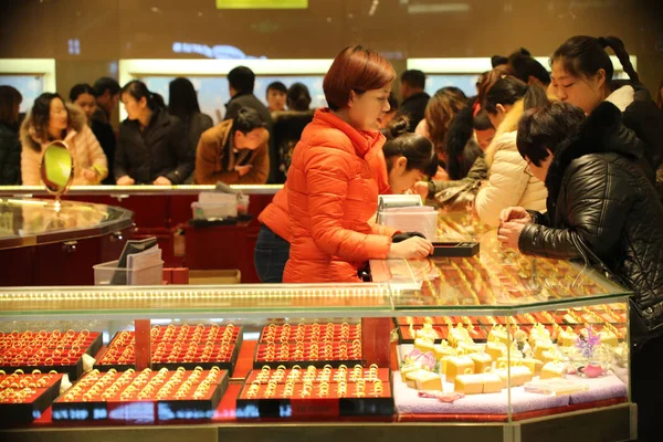 Clientes Chineses Compram Ornamentos Ouro Uma Joalharia Cidade Xuchang Província — Fotografia de Stock