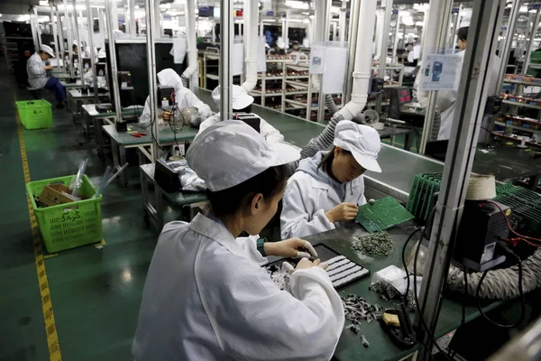 2012年10月30日 中国東部の浙江省寧波市にある寧波三興電機有働きの工場で 中国人労働者がスマート電気メーターを組み立てる — ストック写真
