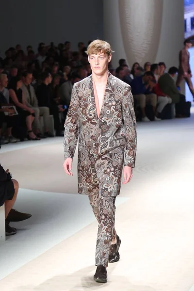 Modell Visar Skapelse Etro Modevisning Den Milan Men Fashion Week — Stockfoto