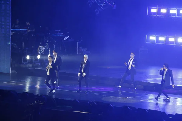 Członkowie Grupy Południowokoreańskiego Bigbang Lub Big Bang Wykonywać Ich Koncercie — Zdjęcie stockowe