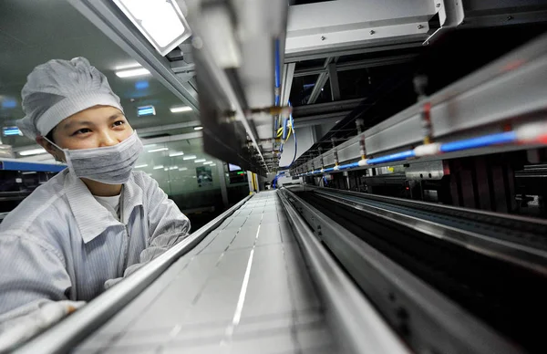 中国の女性労働者は 江西沈香 材料株式会社の工場で 中国東部の江西州 Shangrao 市にある太陽電池パネルを南アフリカに輸出するために使用された太陽電池セルをチェックします 月2015 — ストック写真