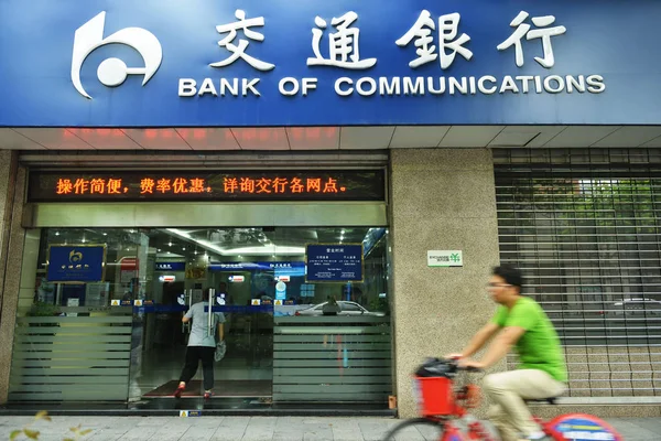 Ciclista Passa Por Uma Filial Bank Communications Bocom Cidade Hangzhou — Fotografia de Stock