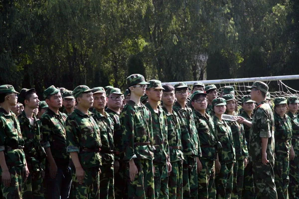 Młodzi Chińscy Studenci Biorą Udział Szkoleniu Wojskowym Kolegium Mieście Lin — Zdjęcie stockowe