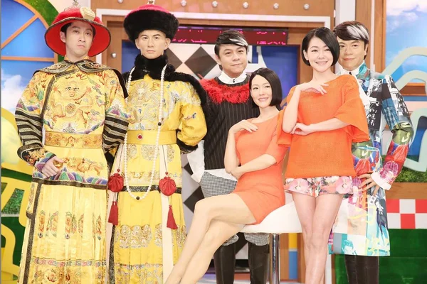 Taiwanese Hosts Dee Hsu Second Right Kevin Tsai Third Left — Stock Photo, Image