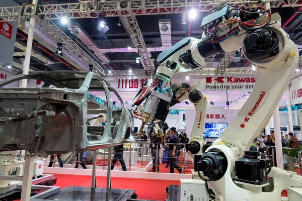 Робот Зброю Кавасакі Демонструє Зварювання Автомобіля Під Час Китаю Міжнародний — стокове фото