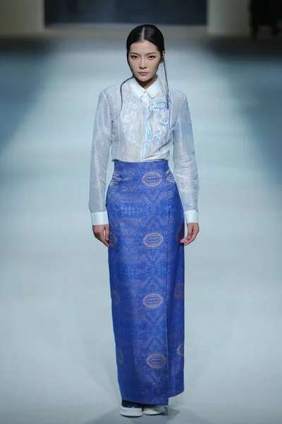 モデルは 中国ファッション週秋 2015 中国の北京で 2015 日中に旭化成のファッションショーで新しい創造を表示します — ストック写真