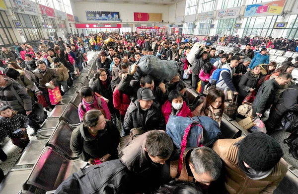 MAN WITH MEGAPHONE PUSH COMMUTERS INTO CROWDED TRAIN SO DOORS WILL CLOSE  RUSH HOUR AT PEOPLE S SQUARE SHANGHAI CHINA Stock Photo - Alamy