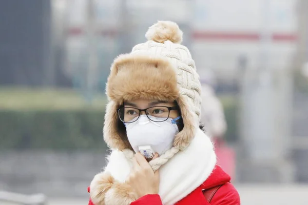 Pieszy Sobie Maska Twarzy Spacery Ulicy Ciężkich Smog Pekinie Chiny — Zdjęcie stockowe