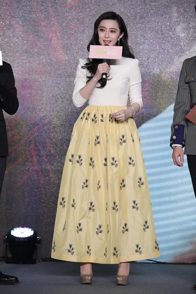 Chinese Actrice Bingbing Fan Glimlacht Tijdens Een Première Voor Haar — Stockfoto