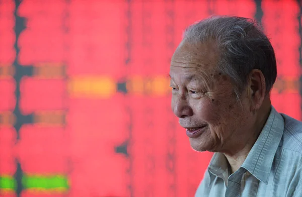 Китайський Інвестора Посміхається Він Виглядає Цінами Акцій Червоний Зростання Цін — стокове фото