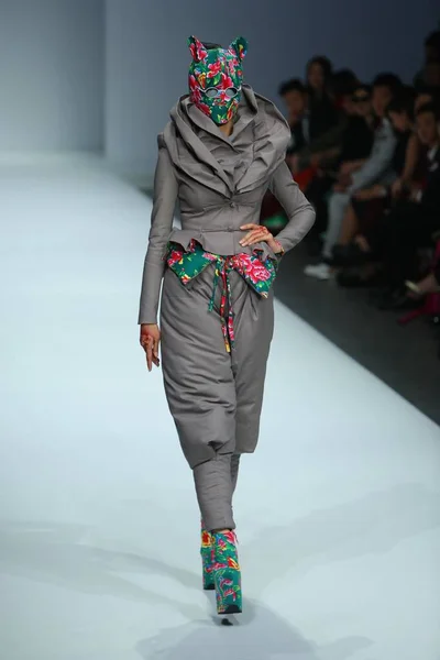 Mannequin Présente Une Nouvelle Création Créatrice Mode Chinoise Sheguang Lors — Photo