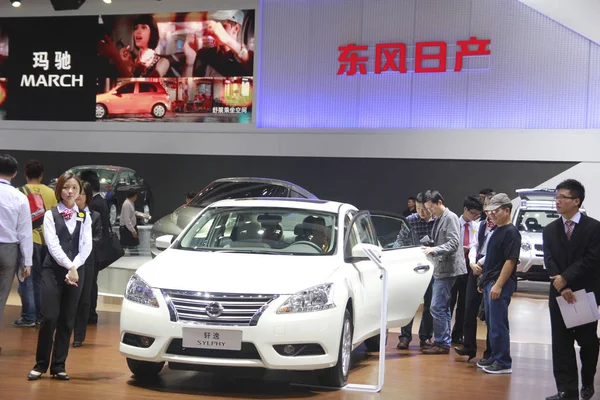 Návštěvníci Podívat Sylphy Dongfeng Nissan Joint Venture Mezi Dongfeng Motor — Stock fotografie