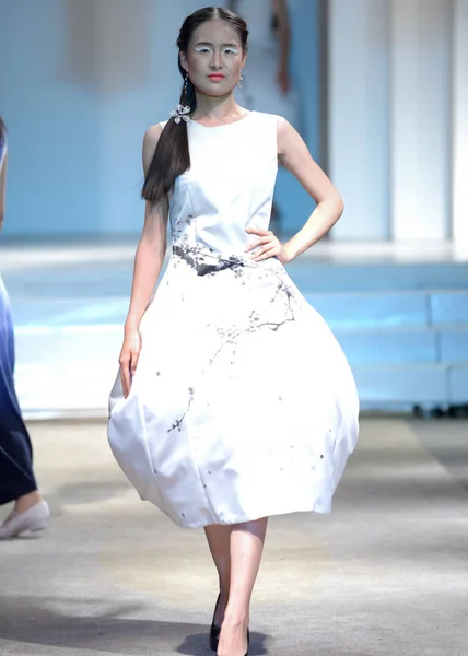 モデルは 2015 日中国北東部の吉林省長春市で卒業制作の ファッションショーの中にファッション デザイン科からの先輩によって設計された創造を表示します — ストック写真