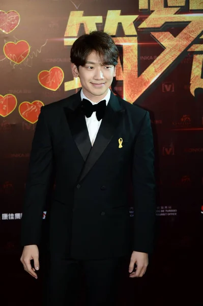 2015年4月16日 韩国演员兼歌手雨在中国澳门举行的第19届中国音乐奖颁奖典礼红毯上摆姿势 — 图库照片