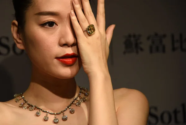 2015年9月9日 苏富比在中国香港的香港秋季销售预演中 一位模型展示了一枚黄色钻石戒指和一条钻石项链 — 图库照片